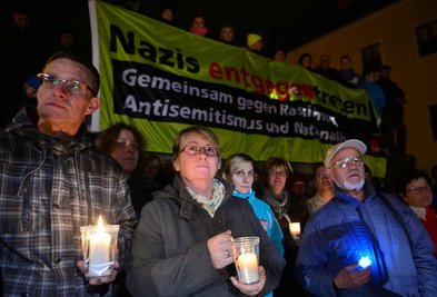 Rund 2500 Menschen haben laut Polizeiangaben am Samstag im erzgebirgischen Schneeberg Gesicht gegen fremdenfeindliche Stimmungsmache gezeigt, wie sie seit Wochen von der NPD betrieben wird.