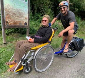 Guter Dinge: Rainer und Philipp Hageni bei ihrer dreitägigen Tour mit dem Rollstuhlfahrrad auf dem Alpe Adria Radweg.