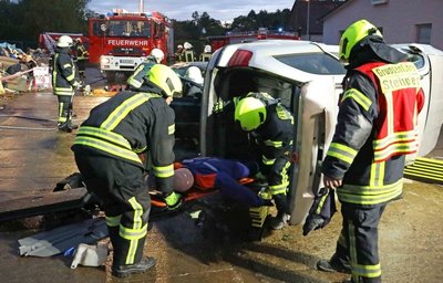 Inszenierter Verkehrsunfall mit zwei Autos und vier Verletzten im Steinpleiser Gewerbegebiet.