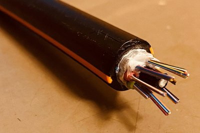Ein Spezialkabel mit acht Röhrchen zu je 12 Phasen. Diese hat die GAD Burkhardtsdorf GmbH aus Thalheim für den Großauftrag der zwei sächsischen Flughäfen verbaut.