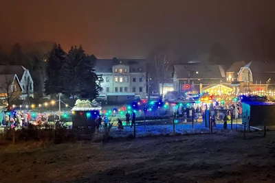Blick auf Sachsenburg mit dem Weihnachtsmarkt, ein Foto aus dem Vorjahr.