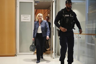Die rechtsnationale französische Politikerin Marine Le Pen verlässt den Gerichtssaal, nachdem ein französisches Gericht sie in einem Veruntreuungsfall für schuldig befunden hat.