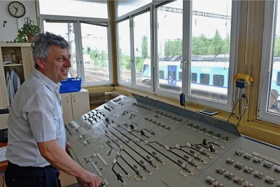Petr Theumer ist Eisenbahner aus Leidenschaft. In Chomutov arbeitet er als Fahrdienstleiter im Hauptstellwerk.