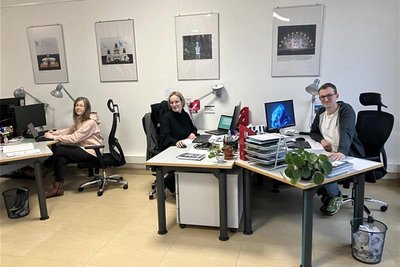 Im Büro in Thalheim: (v.l.) Annett Mrowczynski (39), verantwortlich für die Öffentlichkeitsarbeit, Carolin Juler (26) und Joseph Walthelm (31)