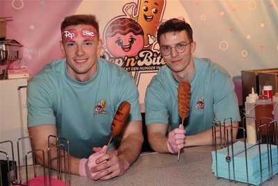 Samuel Alscher und Lukas Becher (rechts) von Pop'n Bite überraschten mit Wienern im Teigmantel.