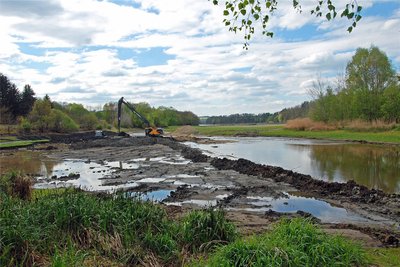 Tonnenweise Schlamm wird derzeit aus der Vorsperre Dobeneck an der Talsperre Pirk gebaggert.