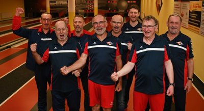 Auf die Sektgläser haben die Fortschritt-Kegler beim Siegerfoto verzichtet - obwohl diese schon gefüllt waren. Ronald Ahnert, Dieter Tintemann, Roland Ring, Rainer Zimmermann, Siegfried Meier, Uwe Ruppert, Thomas Troll und Klaus Schütte freuen sich auf die 1. Verbandsliga. 