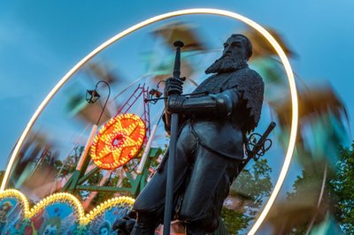 Stadtgründer Herzog Heinrich am Samstagabend in den Lichtern des Festes.