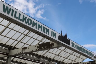 So sieht es derzeit an vielen Stellen der Überdachung des Busbahnhofs aus.