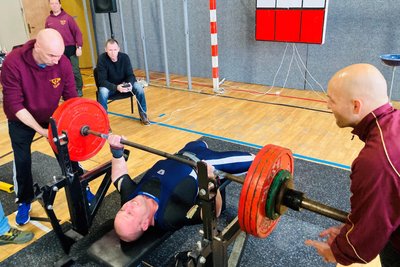 Aues WM-Bronzegewinner Lars Bretfeld, hier beim Bankdrücken in Lauter, darf sich Erzgebirgsmeister nennen.