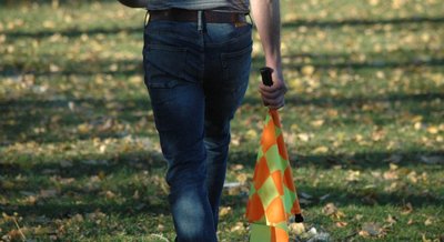 Schon seit Jahren ein vertrautes Bild: Auf Mittelsachsens Fußballplätzen müssen die Heimvereine in den unteren Ligen zum Teil die Assistenten stellen. Diese rennen dann auch gern einmal in Jeans die Seitenlinie entlang. 
