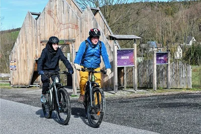 Christian Rothe und sein Sohn Fridjof aus Radebeul starteten am Mittwoch von Holzau aus zur ersten Runde auf der Blockline. 