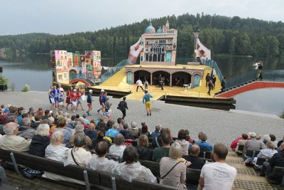 Mehr als 600 Besucher verfolgten die Premiere an der Seebühne Kriebstein.