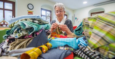 Bis zur großen Festwoche Ende Juni ist noch eine Menge Arbeit zu erledigen. Birgitt Schlag und einige andere Auerbacherinnen nähen derzeit Wimpelketten aus Stoffresten, mit denen das Dorf im Sommer geschmückt werden soll. 