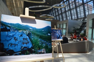 Ausstellungen über Welterbestätten begleiten die Sitzung des Welterbekomitees.