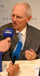 Wolfgang Schäuble war am Mittwochabend im Haus der Sparkasse in Zwickau ein gefragter Gesprächspartner, nicht nur für die Medienvertreter. 
