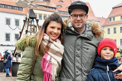Janette und Alexander Stölzel haben am Mittwoch mit Sohn Julius den Freiberger Christmarkt besucht. 
