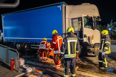 Ein Lkw hat im Raum Schwarzenberg über Kilometer Diesel verloren. In Crandorf wurde der Tank provisorisch abgedichtet.