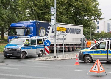 Es kam zu einer Kollision zwischen einem Auto und einem Sattelzug.