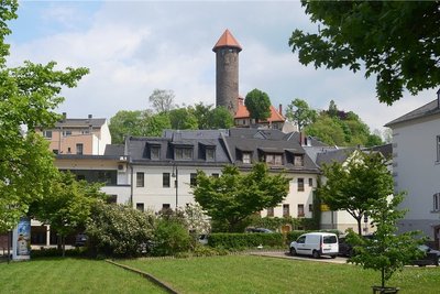 Auf dieser Fläche zwischen Talstraße und Göltzsch soll ein Geschäftshaus errichtet werden. Der Bau muss innerhalb der nächsten zwei Jahre starten, sonst fällt das Areal zurück an die Kommune.