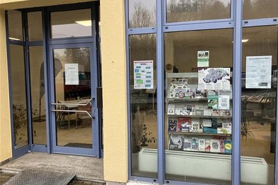 Der Zugang zur Straße des Büros in Thalheim im Erdgeschoss gewährt Einblick.