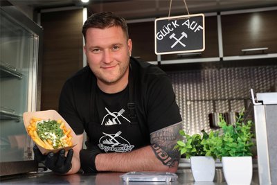 Toni Hänel von Erzschmecker präsentiert Schachterfritten.