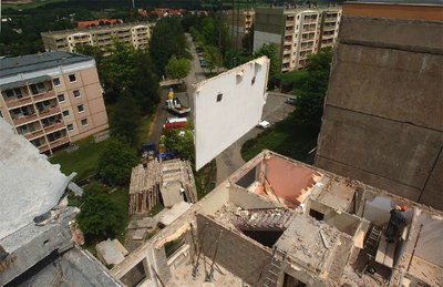 
              <p class="artikelinhalt">Am Wohnblock Obere Lindenbergstraße 32 bis 42 haben Mitarbeiter der Unger GmbH aus Weischlitz mit dem Rückbau von drei Etagen begonnen. Gegenüber ist der Block bereits auf vier Etagen gekürzt worden.</p>
            
