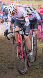 Pepe Albrecht quält sich im Nationaltrikot einen der Anstiege in Tschechien hoch. 