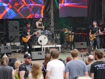 Mediendekan Michael Hösel (links) mit seiner Band "Brothers of Feinripp" beim Fakultätswettbewerb der Hochschule Mittweida.
