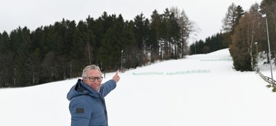 Jens Kriegel, Vorsitzender des TuS Zwönitz, hofft, dass der Lift am Ziegenberg-Skihang in dieser Woche in Betrieb gehen kann. 