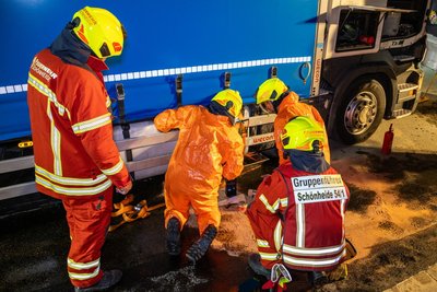 Der Lkw hatte laut Polizei von Aue bis Crandorf Diesel verloren.