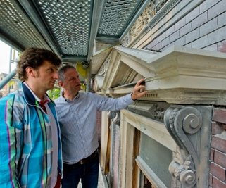  Bauherr Robert Herold (links) und Architekt Matthias Steudel bewundern die Fassadenelemente aus Sandstein.