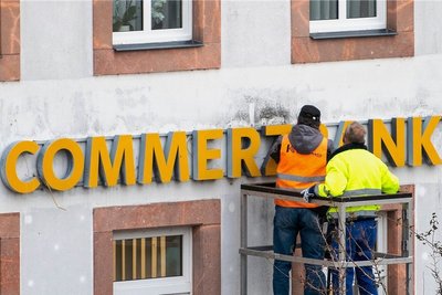 Die Commerzbank-Filiale am Rochlitzer Markt ist Geschichte. Am Mittwoch wurde der Schriftzug an der Hausfassade entfernt und die Filiale beräumt. Die Bank schließt weitere Standorte in Mittelsachsen. 