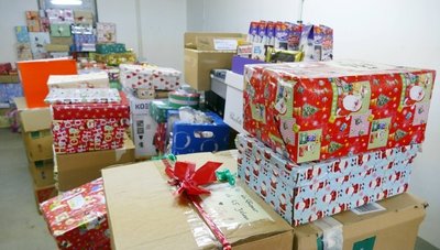 Über 200 Weihnachtsgeschenke liegen in der Lagerhalle bereit und sollen in Kürze Kindern im Ahrtal Freude bereiten.