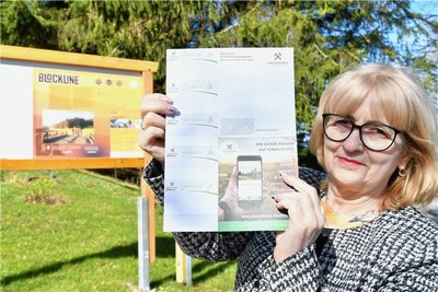 Hotelchefin Iris Gläser mit der Gästekarte, die eigens auf die Blockline hinweist und für die kostenfreie Bus- und Bahnbeförderung nutzbar ist. 