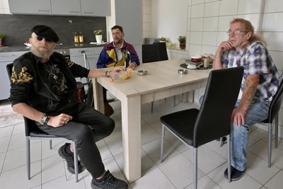 Ulf, Steffen und Peter (von links) in der Gemeinschaftsküche.