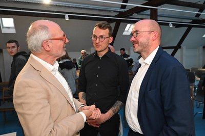 Viel Gesprächsstoff in Hoheneck: Zeitzeuge Reinhard Locke (v. l.), Joseph Walthelm von der Gedenkstätte und Landesbischof Tobias Bilz im Austausch.