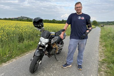 Paul Fertala hat bei einem schweren Unfall einen Plexusschaden im linken Arm erlitten. Es war ein jahrelanger Kampf, ehe er wieder aufs Motorrad steigen und losfahren konnte. Seine Protektorenjacke hat er nur fürs Foto ausgezogen.