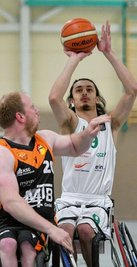 Maximilian Chagger (am Ball) - das Foto entstand im Heimspiel gegen Hannover - wurde am Samstag in München zum tragischen Helden der Zwickauer Rollstuhlbasketballer. Da er in letzter Sekunde nicht traf, hieß es am Ende 49:52 aus Sicht der Gäste. 