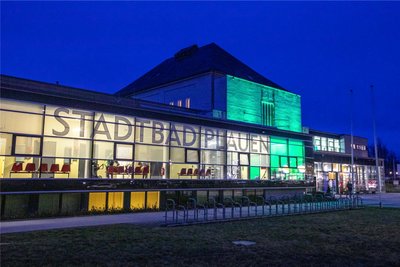 Auch das Stadtbad leuchtet Samstagabend grün.