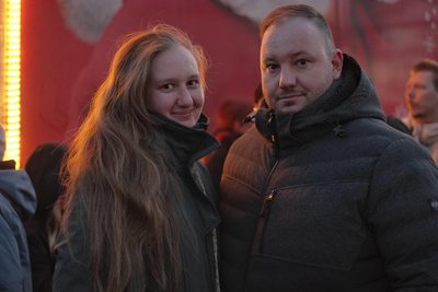 Etwa eine anderthalb Stunde haben Sascha Poppitz und seine Freundin Yasmin S. darauf gewartet, um ein Foto im Coca-Cola-Truck mit dem Weihnachtsmann zu bekommen.