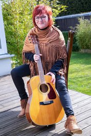 Sängerin Gudrun Lange im Garten ihres Hauses in Augustusburg. Foto: Hendrik Jattke