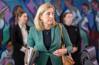 Gesundheitsministerin Warken bringt ihr Sparpaket in Bundestag und Bundesrat.