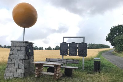 In Ehrenfriedersdorf beginnt auch der Planetenwanderweg. Start ist an der Sonne, einem Ball von 1,40 Meter Durchmesser.