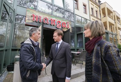  Im Beisein von Oberbürgermeisterin Barbara Ludwig hat Ministerpräsident Michael Kretschmer am Freitag den Wirt des Restaurants "Mangal", Ali Tolasoglu, besucht.