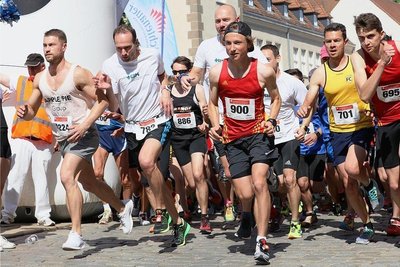 Der Startschuss zum Hauptlauf des 10. Zwickauer Stadtlaufes vor einem Jahr.