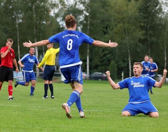 Die beiden Waldenburger Torschützen Noel Grabow (Nr. 8) und Martin Böhm (re.) konnten sich über ein souveränes 3:0 freuen.
