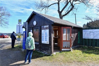 An den Wochenenden fährt der Wanderbus unter anderem auch die Bushaltestelle am Skigebiet Holzhau an. Für Biker ist die Radmitnahme kostenfrei. 