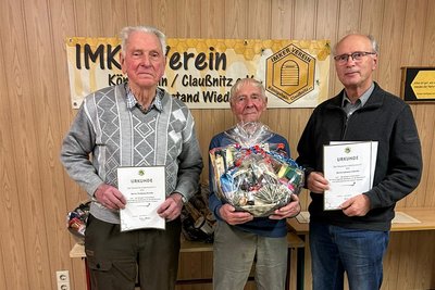 Für seine langjährigen Verdienste im Imkerverein wurde nicht nur Johannes Ulbricht kürzlich ausgezeichnet (rechts), sondern auch Gerhard Hahmann (Mitte) und Wolfgang Krauße.