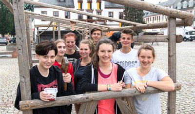Acht Schülerinnen und Schüler unterstützen die Miskus-Mitarbeiter auf dem Festplatz.